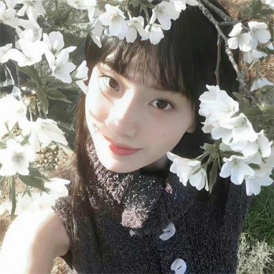 玻璃橱窗中的姑娘